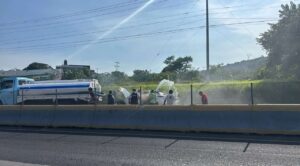 Controlan incendio de camioneta en Temixco con apoyo de conductor de pipa
