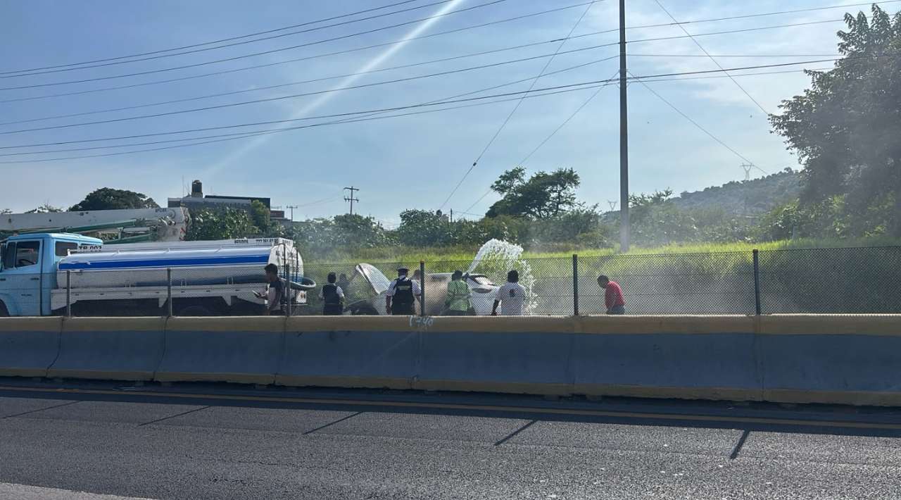 Controlan incendio de camioneta en Temixco con apoyo de conductor de pipa