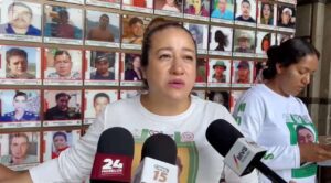 Buscadoras de Morelos pegan fichas para exigir localización de desaparecidos