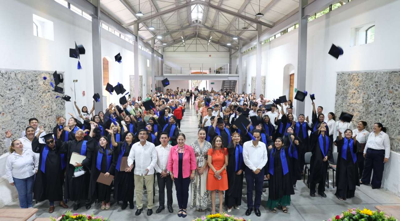 Entregan 37 certificados de Preparatoria Abierta a estudiantes de Morelos