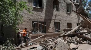 Al menos 11 muertos y cerca de 100 heridos en ataque ruso cerca de Kiev