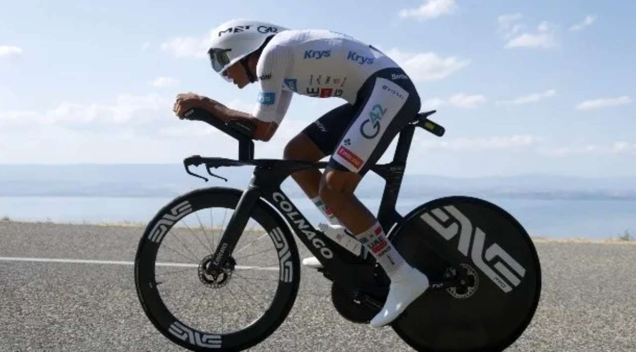 Del Toro defiende el podio y el blanco en el camino a Alpe d’Huez