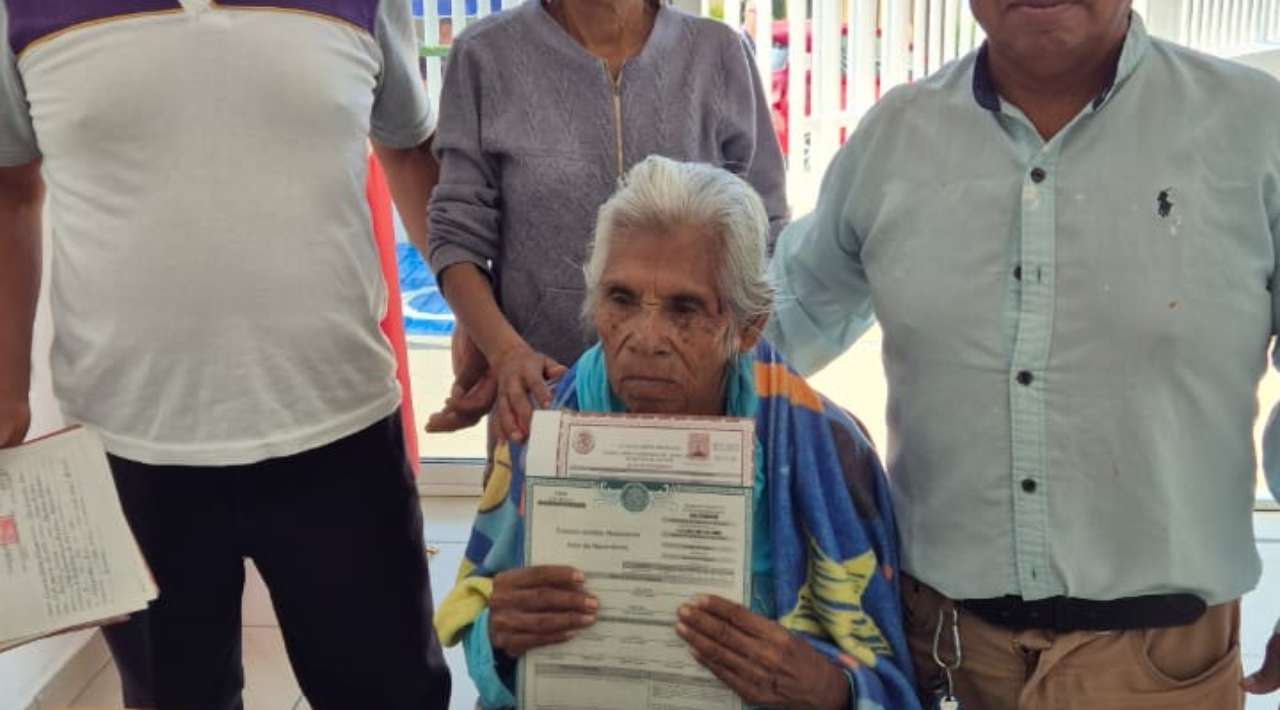 Morelos garantiza identidad a adulta mayor indígena de 93 años con registro extemporáneo