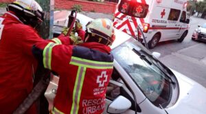Rescatan a persona atrapada tras choque en avenida Cuauhtémoc de Cuernavaca