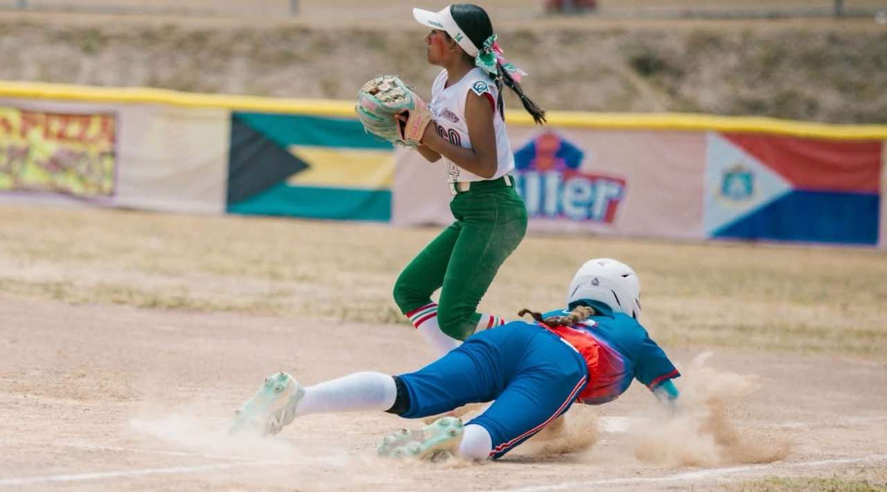 Morelense Rebeca Bustillos suma experiencia internacional con la Selección Mexicana de Softbol