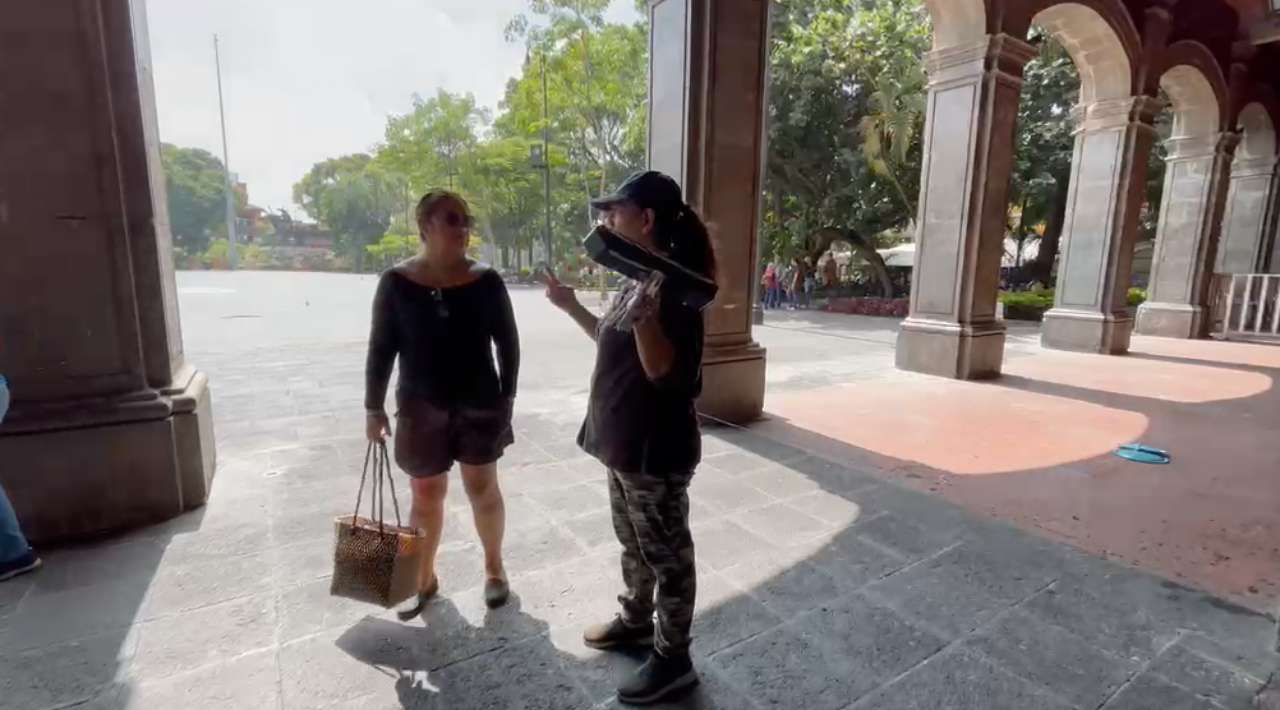 Artesana protesta en el Zócalo de Cuernavaca y exige la renuncia del secretario del Ayuntamiento