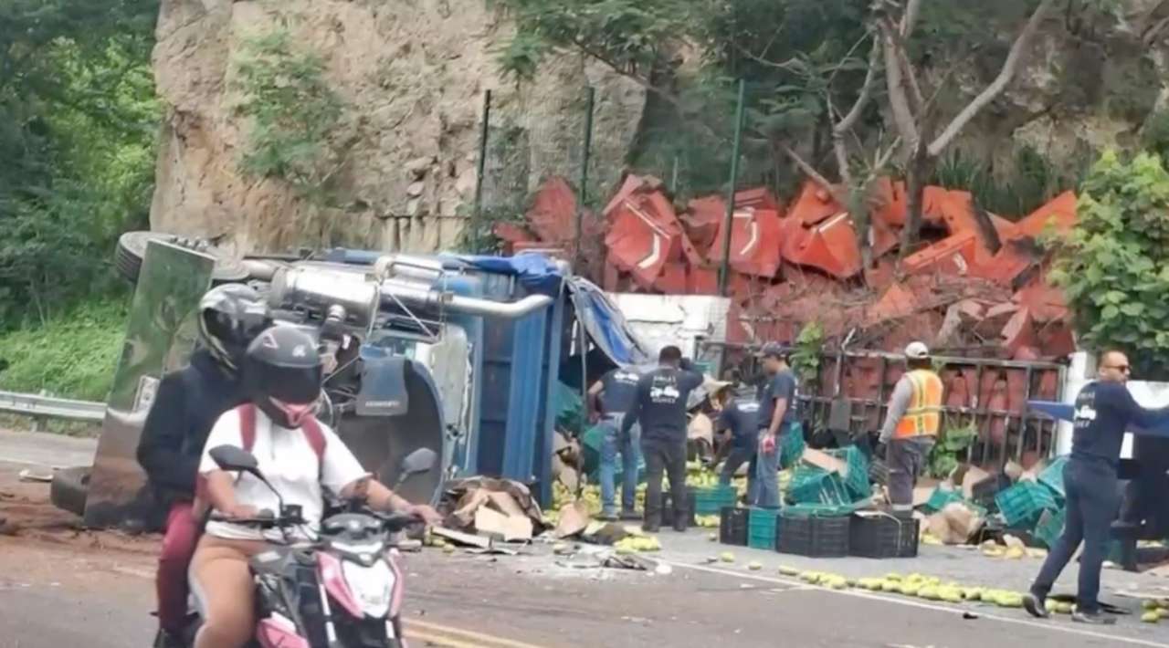 Vuelca tráiler tras choque con autobús en la autopista Puente de Ixtla-Iguala
