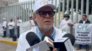 Jubilados de CFE buscan revertir tope a pensiones; acusan afectación a 54 mil extrabajadores