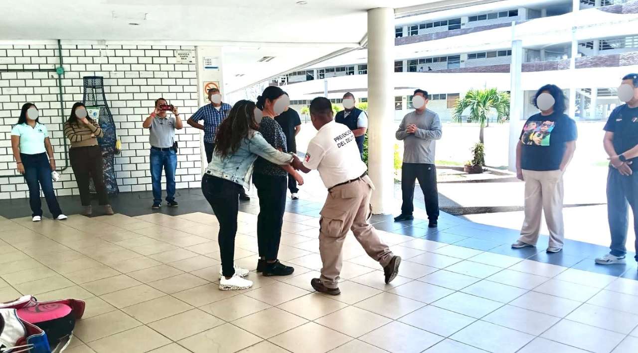 Imparten taller de prevención del delito y autoprotección a personal de la Facultad de Ciencias Químicas de la UAEM