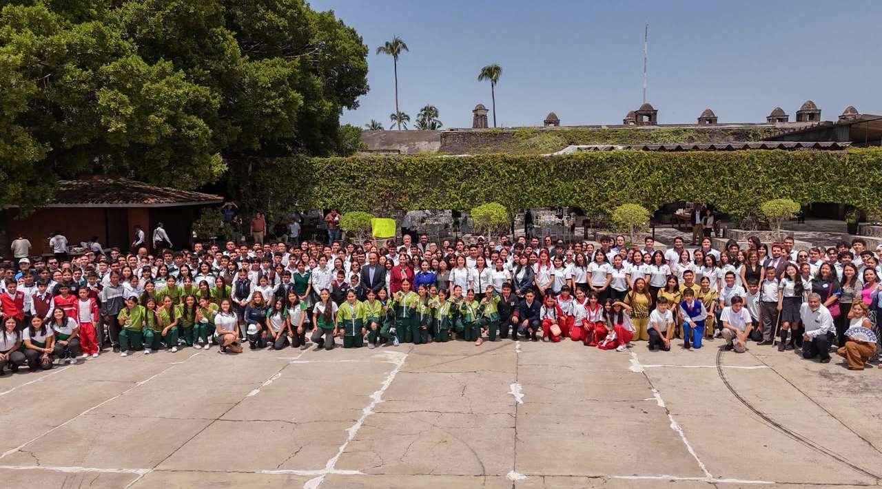 Gobernadora reconoce el mérito de más de 300 estudiantes que enorgullecen a Morelos