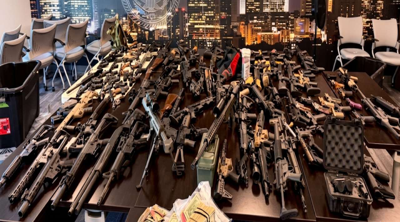 EE.UU. decomisa 138 armas que presuntamente serían traficadas a México