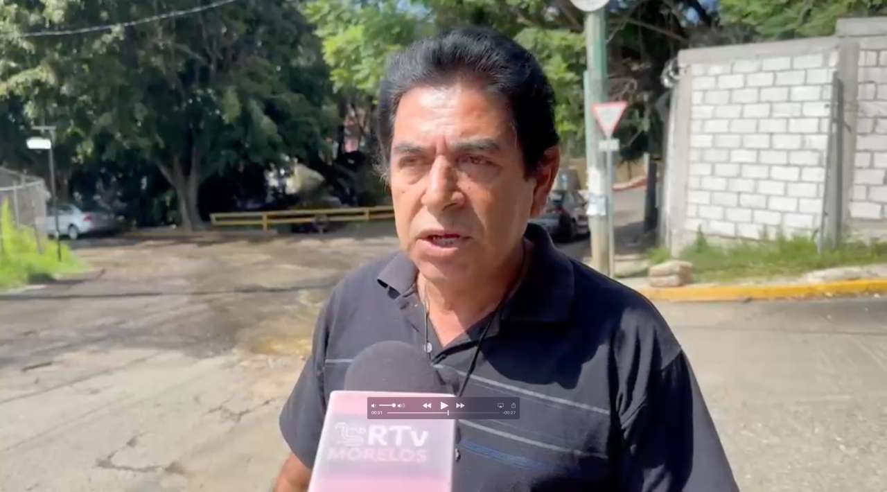 Vecinos de Lomas de Ahutlán denuncian más de cinco años de fugas y baches; piden reparación definitiva