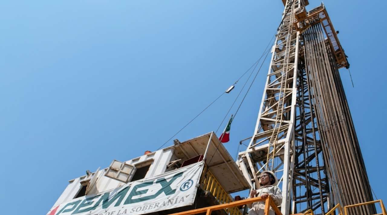 Gobierno Federal plantea producción de 1.8 millones de barriles diarios y avance hacia energías limpias