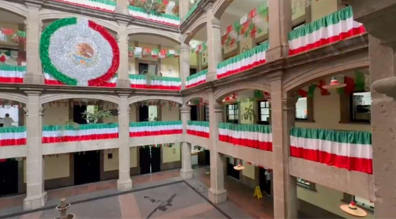 ¡Palacio de Gobierno se pinta de verde, blanco y rojo!