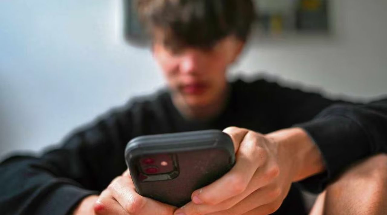 Consejo Constitucional de Francia rechaza la prohibición de redes sociales para menores de 15 años por vulnerar la libertad de expresión