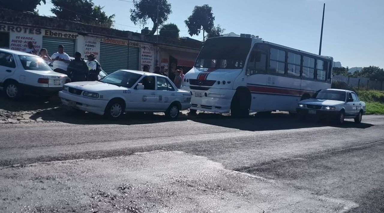 En Tepoztlán denuncian que mujer fue arrastrada por autobús de la línea Ometochtli; chofer habría huido