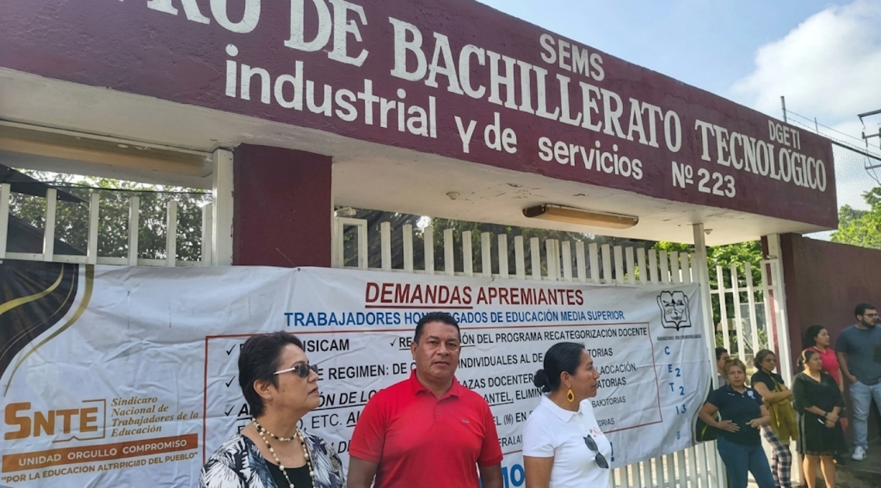 Docentes del CBTis 223 de Galeana protestan por asignación de plazas a maestros externos