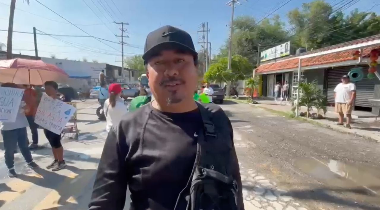 Vecinos de Villas de Jojutla bloquean carretera para exigir el restablecimiento de agua potable tras más de 10 días sin servicio