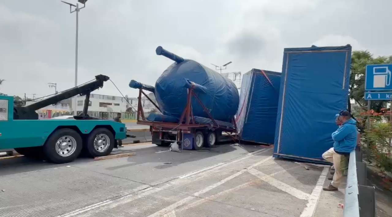 Tráiler sufre accidente y bloquea carriles en el Paso Exprés de Cuernavaca por tercera ocasión en poco más de un mes