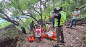 Senderista resulta lesionado tras sufrir una caída en el Barrio Santo Domingo en el municipio de Tepoztlán