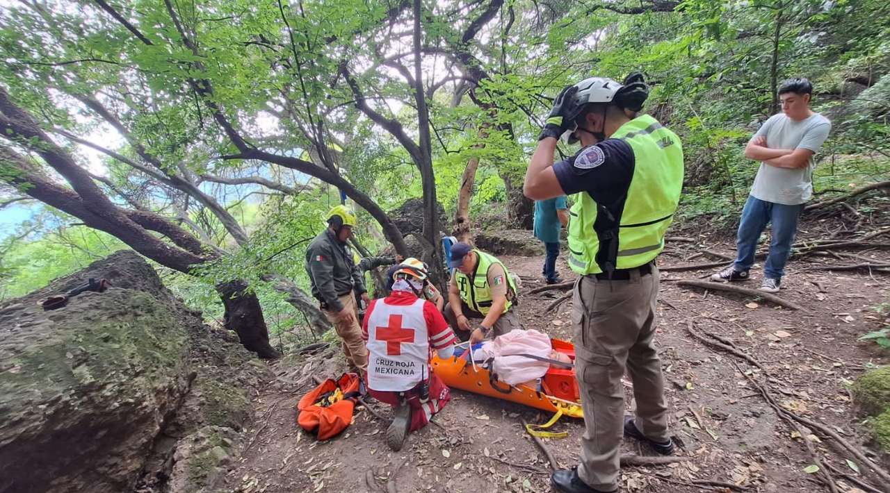 Senderista resulta lesionado tras sufrir una caída en el Barrio Santo Domingo en el municipio de Tepoztlán