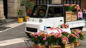 Presentan el segundo modelo del automóvil eléctrico mexicano