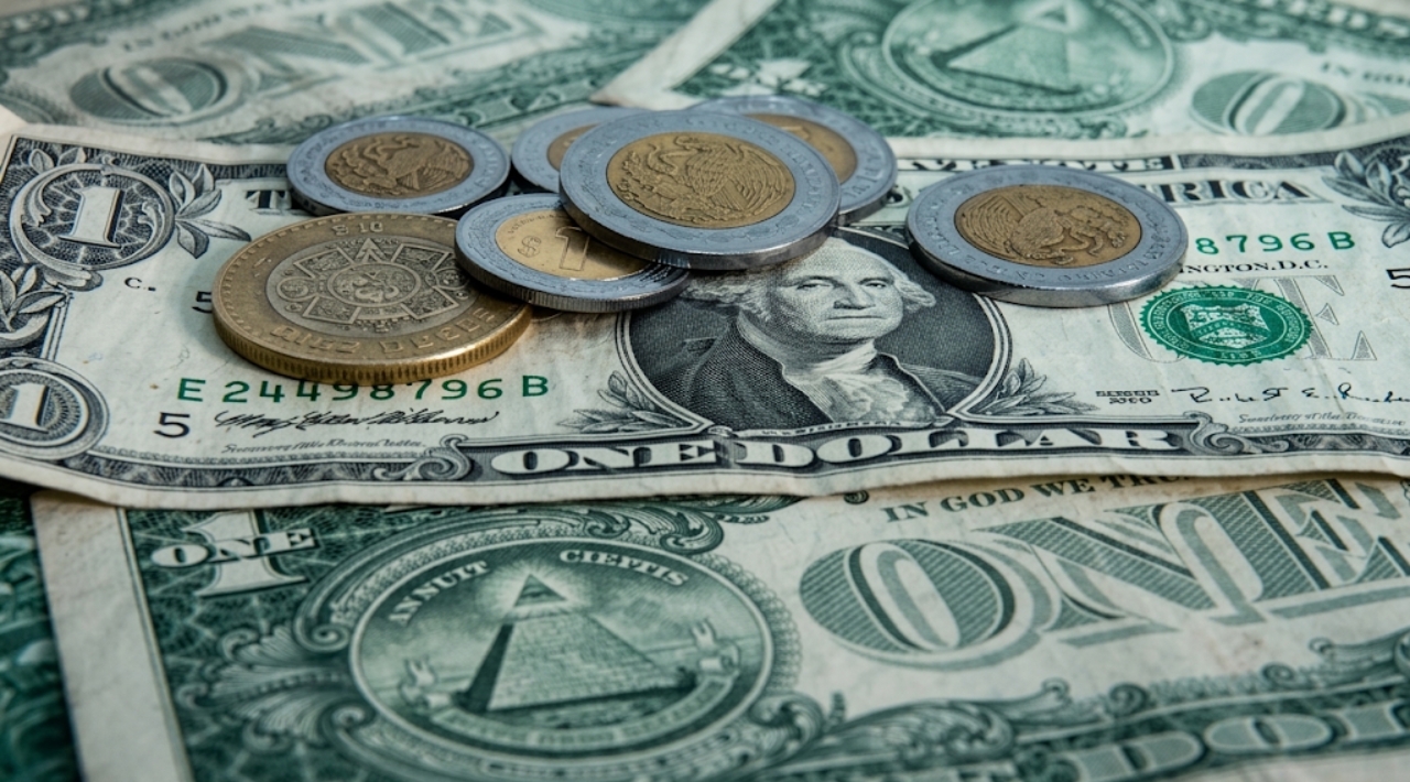 Sheinbaum atribuye calificación del peso frente al dólar a confianza en la economía mexicana