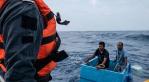 Rescatan a dos pescadores en Chiapas tras sobrevivir cinco días en altamar sobre una hielera