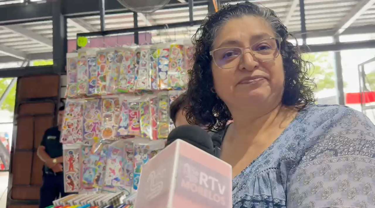 Visitan madres de familia la Feria de Regreso a Clases 2026 en Jojutla en busca de precios accesibles para el nuevo ciclo escolar