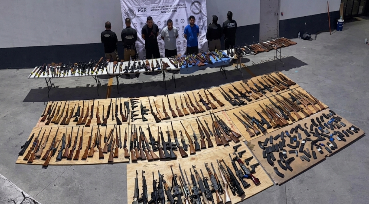 Interceptan arsenal de 210 armas procedente de Texas en Nuevo León