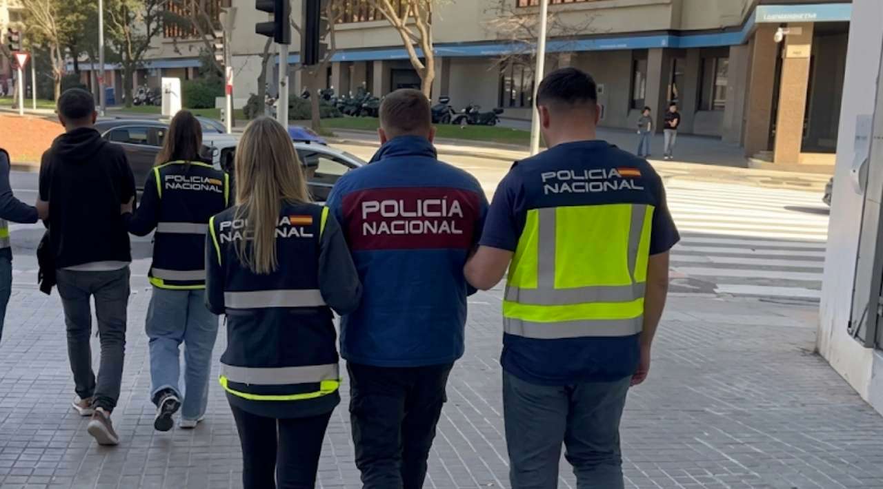 España desarticula red que traficó a más de 2 mil migrantes por el Mediterráneo
