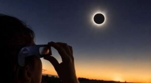 Eclipse solar total: millones se preparan en España e Islandia para presenciarlo