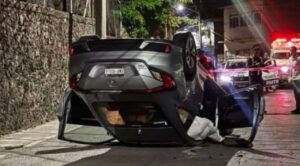 Vehículo vuelca en Tlahuapan, Jiutepec; investigan posible consumo de alcohol