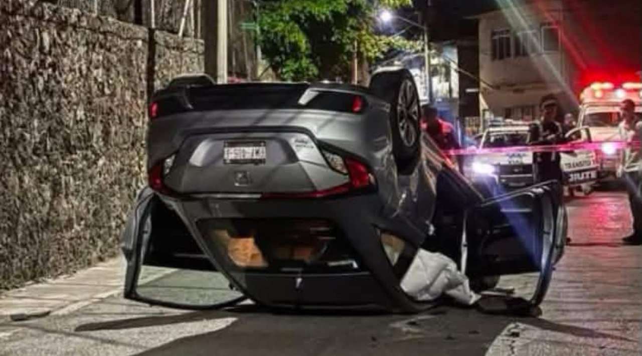 Vehículo vuelca en Tlahuapan, Jiutepec; investigan posible consumo de alcohol