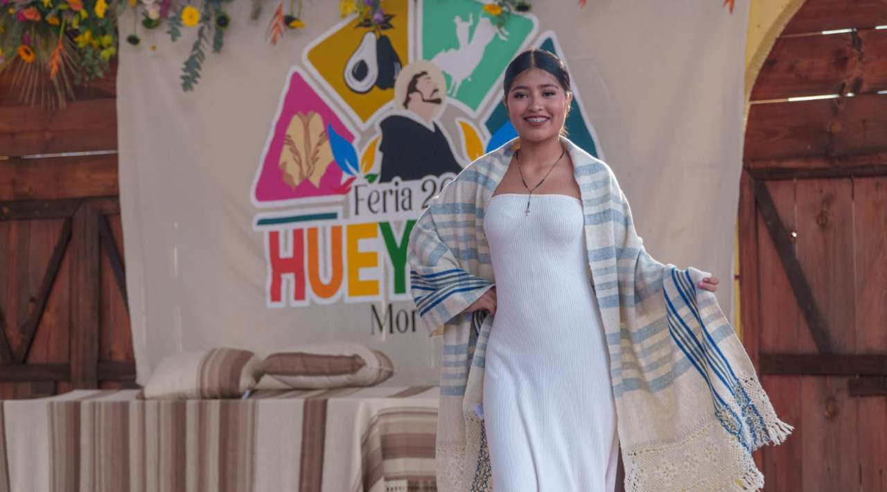 Hueyapan impulsa el turismo comunitario con la cuarta edición de su pasarela de gabanes y rebozos