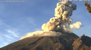 Registra el volcán Popocatépetl exhalaciones y sismo volcanotectónico; se mantiene en Amarillo Fase 2