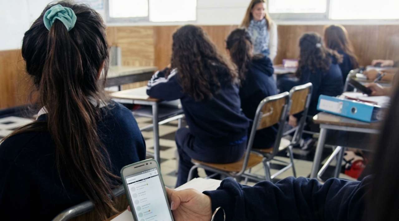 Gobierno federal combatirá uso excesivo del celular con jornadas de lectura en escuelas