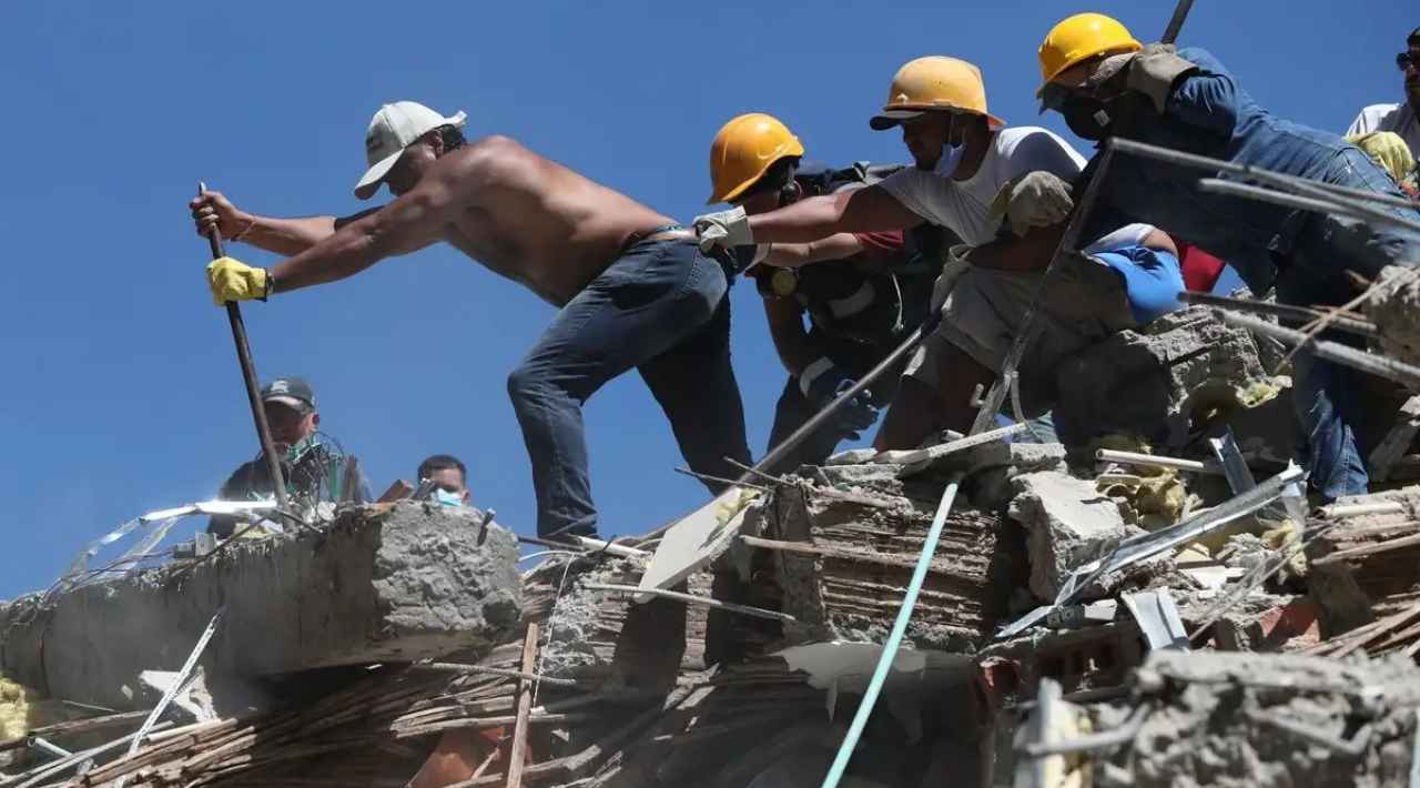 Se eleva a 224 los muertos y más de mil 300 heridos tras sismo de 7.4 en Colombia