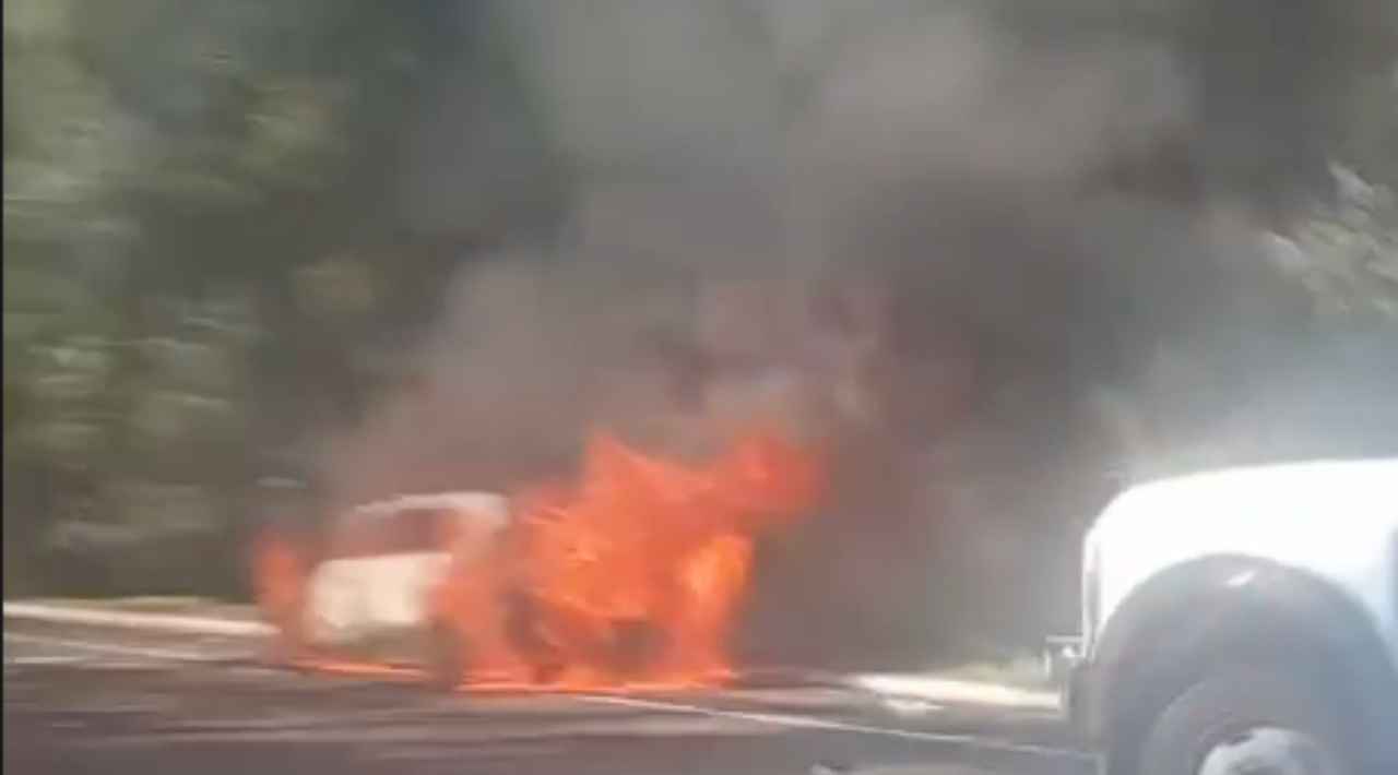 Incendio de vagoneta por falla mecánica provoca reducción de carriles en la autopista México-Cuernavaca a la altura del kilómetro 34