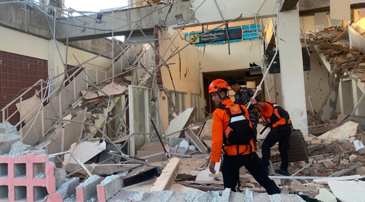 Terremoto de 7.7 en Indonesia deja 68 muertos y 12 mil 800 desplazados