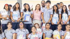 Ayuntamiento de Puente de Ixtla entrega mil 400 paquetes de útiles escolares a estudiantes de la Preparatoria No. 5