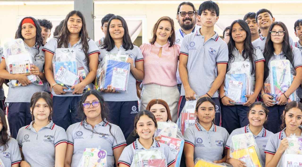 Ayuntamiento de Puente de Ixtla entrega mil 400 paquetes de útiles escolares a estudiantes de la Preparatoria No. 5