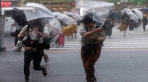 Tifón Saudel en Japón deja 3 heridos, 90 vuelos cancelados y miles sin electricidad