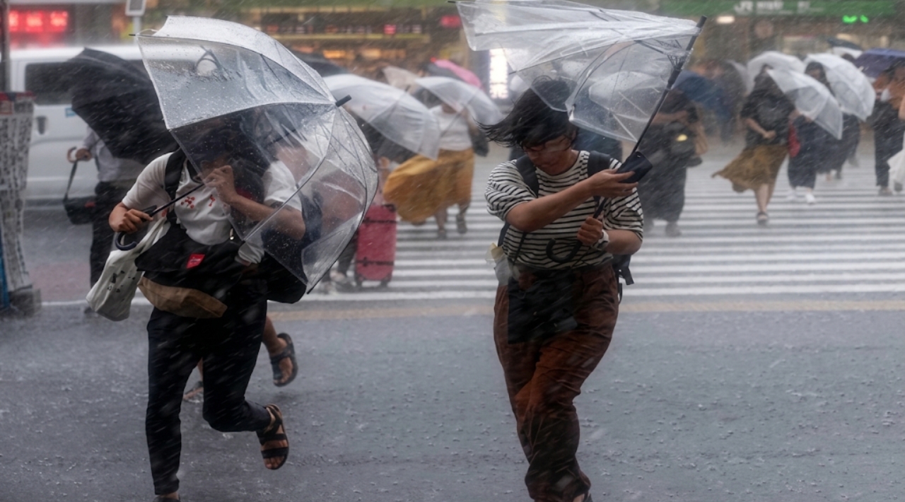Tifón Saudel en Japón deja 3 heridos, 90 vuelos cancelados y miles sin electricidad