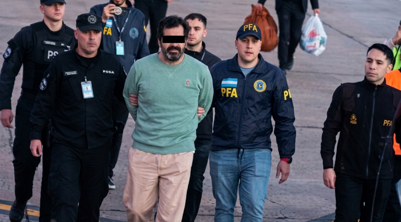 Semar denunció el huachicol fiscal ligado al ex contralmirante Fernando Farías: Sheinbaum