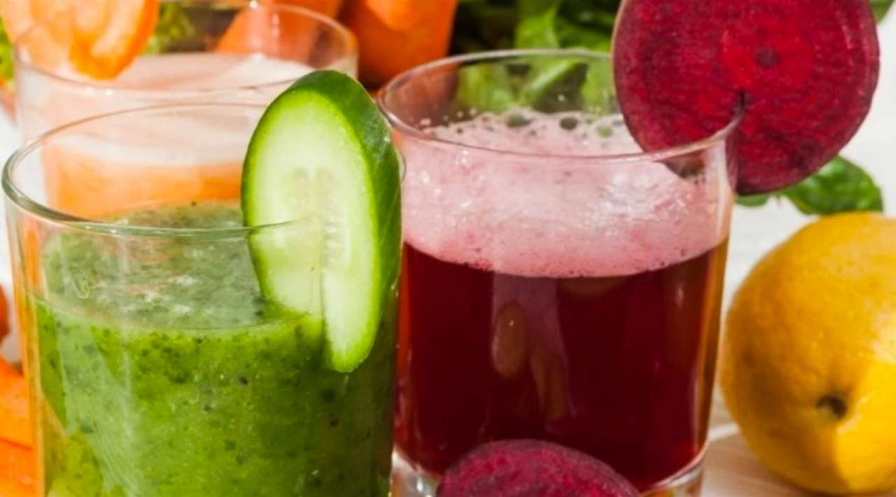 Qué beber en ayunas para cuidar el hígado graso: seis opciones naturales y hábitos que sí ayudan