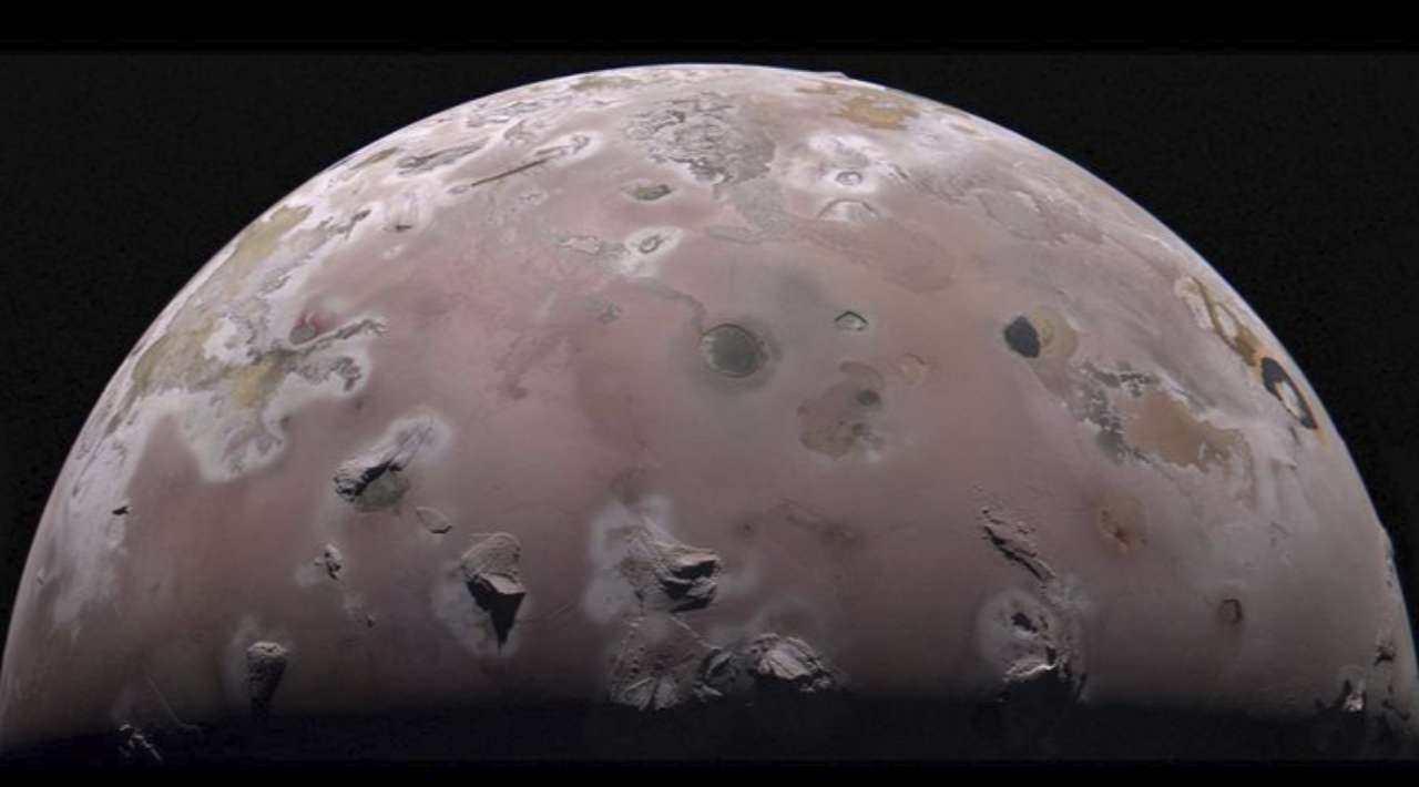 La sonda Juno descubre el intenso calor interno y la actividad volcánica de Ío, la luna de Júpiter