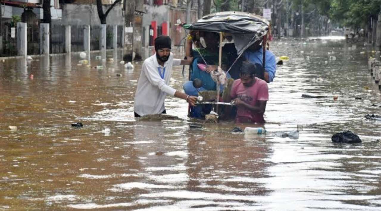 Lluvias monzónicas dejan al menos 124 muertos y miles de desplazados en India