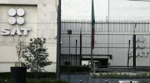 SAT denuncia ante la FGR a 74 de sus funcionarios; cifra récord desde 2004