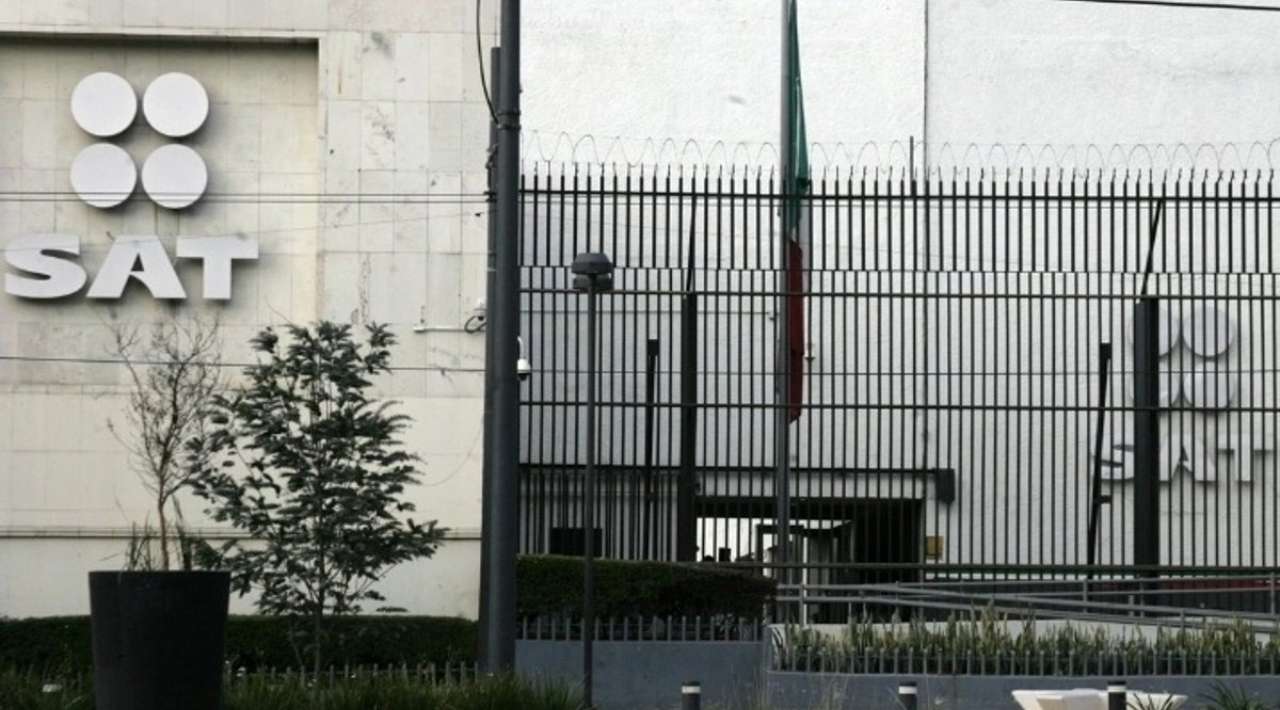 SAT denuncia ante la FGR a 74 de sus funcionarios; cifra récord desde 2004